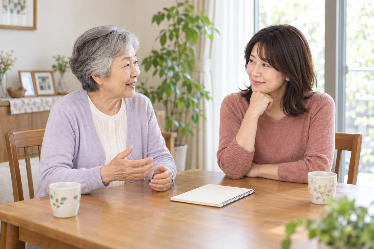自宅のテーブルでこれからの暮らしを話すサチとカズコ