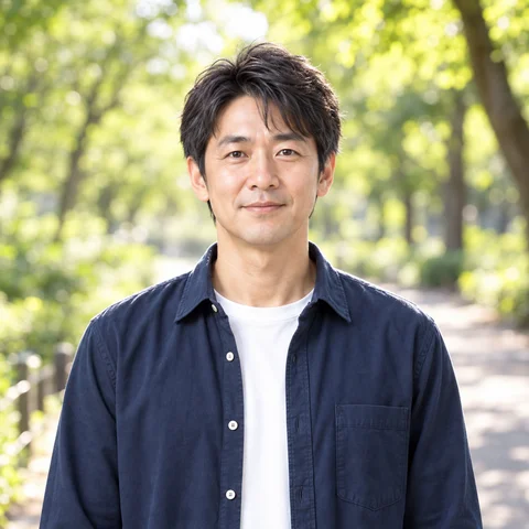 紺色のシャツを着たナオキ